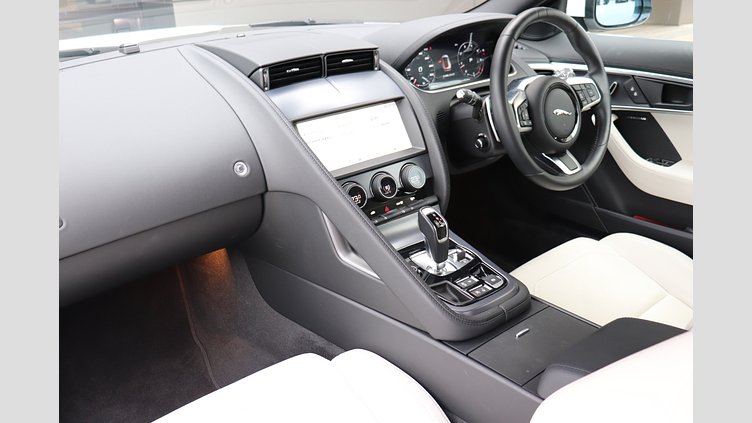 2021 認定中古車 Jaguar F-Type ユーロンホワイト P300 オートマチック 後輪駆動 F-TYPEクーペ