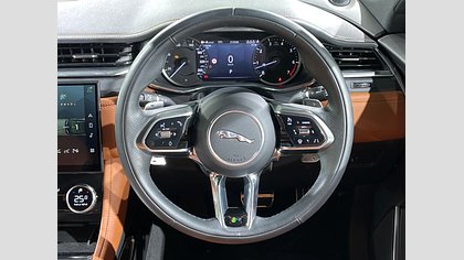 F-Pace 31