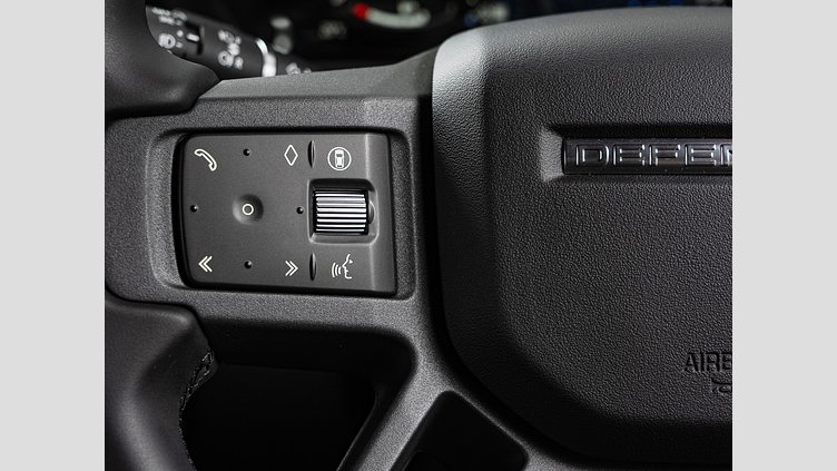 2025 認定中古車 Land Rover Defender 110 フジホワイト P300 ガソリン X-Dynamic SE　P300　エアサスペンション装着車