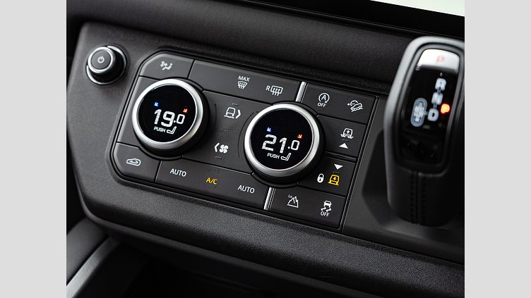 2025 認定中古車 Land Rover Defender 110 フジホワイト P300 ガソリン X-Dynamic SE　P300　エアサスペンション装着車