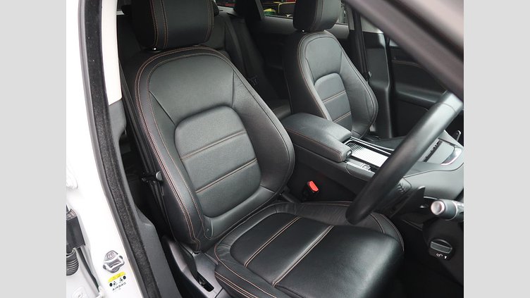 2017 認定中古車 Jaguar F-Pace Fuji White 180PS プレステージ