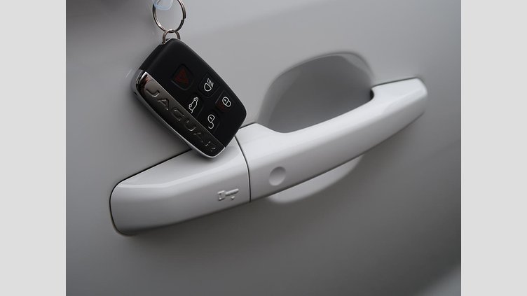 2017 認定中古車 Jaguar F-Pace Fuji White 180PS プレステージ