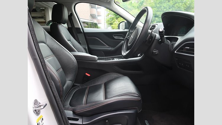 2017 認定中古車 Jaguar F-Pace Fuji White 180PS プレステージ