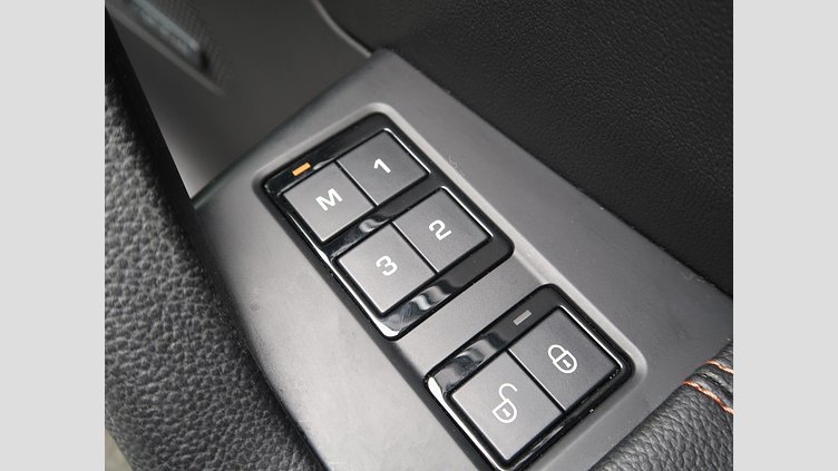 2017 認定中古車 Jaguar F-Pace Fuji White 180PS プレステージ
