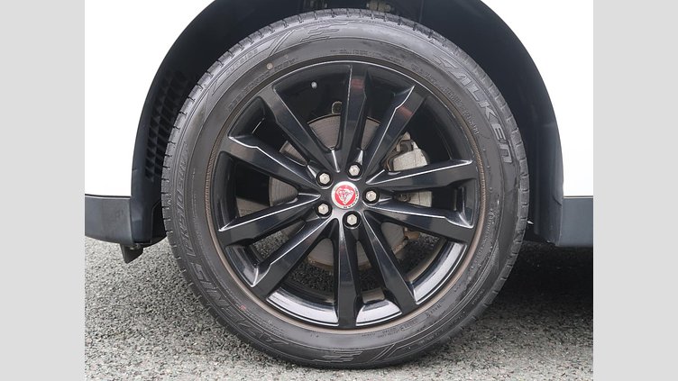 2017 認定中古車 Jaguar F-Pace Fuji White 180PS プレステージ