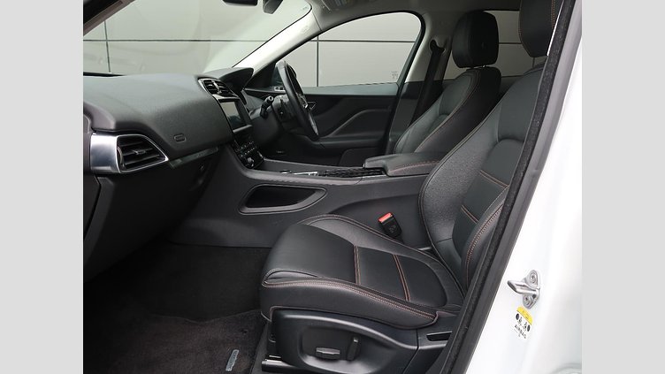 2017 認定中古車 Jaguar F-Pace Fuji White 180PS プレステージ