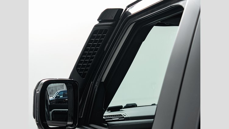 2025 認定中古車 Land Rover Defender 110 フジホワイト P300 ガソリン X-Dynamic SE　P300　エアサスペンション装着車