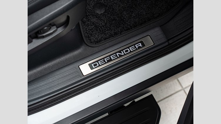 2025 認定中古車 Land Rover Defender 110 フジホワイト P300 ガソリン X-Dynamic SE　P300　エアサスペンション装着車