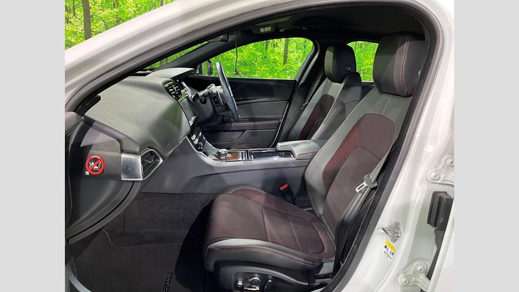 2017 認定中古車 Jaguar XE Fuji White ２WD Rスポーツ