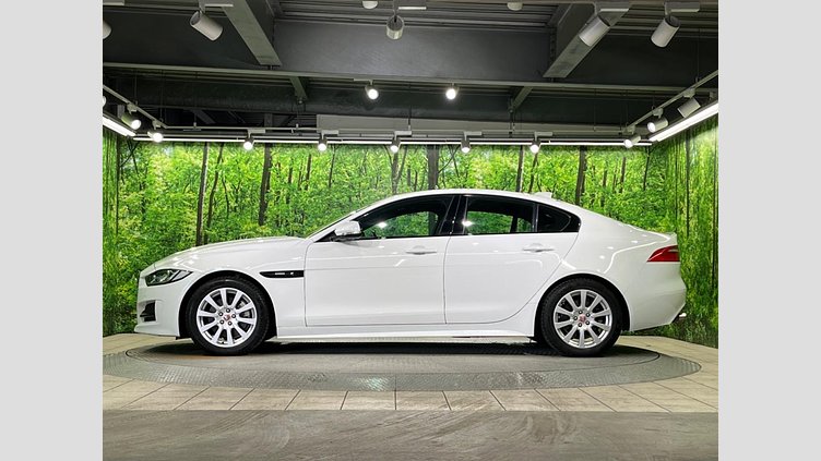 2017 認定中古車 Jaguar XE Fuji White ２WD Rスポーツ