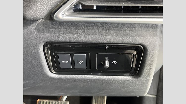 2017 認定中古車 Jaguar XE Fuji White ２WD Rスポーツ