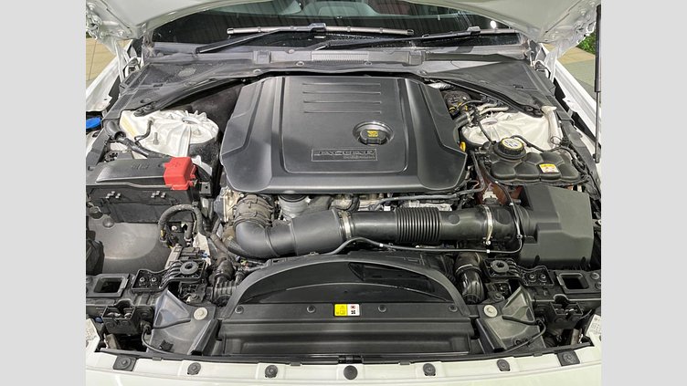 2017 認定中古車 Jaguar XE Fuji White ２WD Rスポーツ