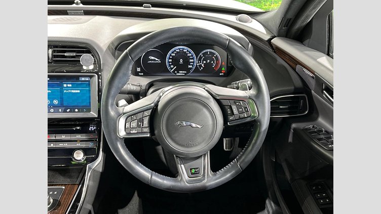 2017 認定中古車 Jaguar XE Fuji White ２WD Rスポーツ