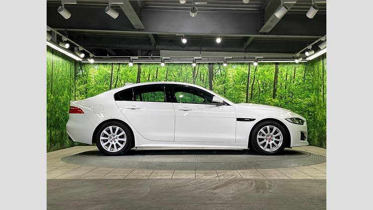 2017 認定中古車 Jaguar XE Fuji White ２WD Rスポーツ