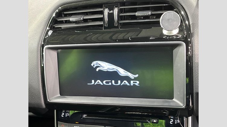 2017 認定中古車 Jaguar XE Fuji White ２WD Rスポーツ