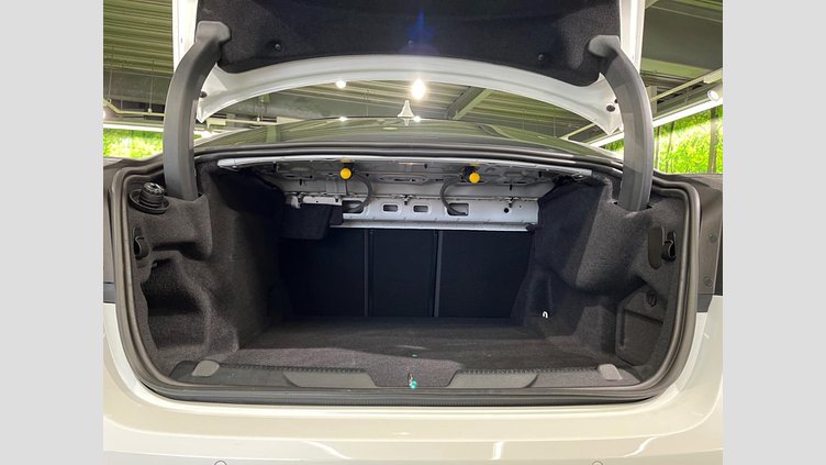 2017 認定中古車 Jaguar XE Fuji White ２WD Rスポーツ