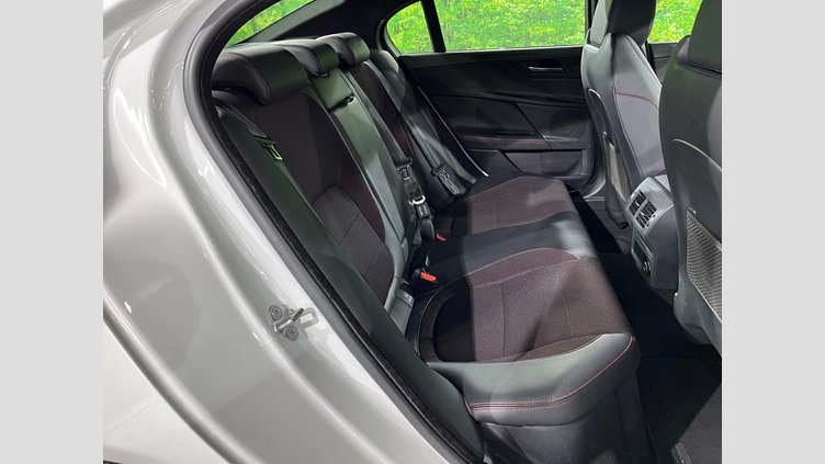 2017 認定中古車 Jaguar XE Fuji White ２WD Rスポーツ