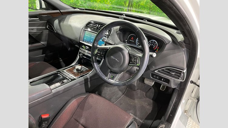 2017 認定中古車 Jaguar XE Fuji White ２WD Rスポーツ