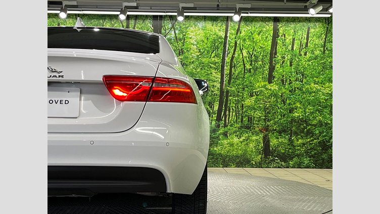 2017 認定中古車 Jaguar XE Fuji White ２WD Rスポーツ