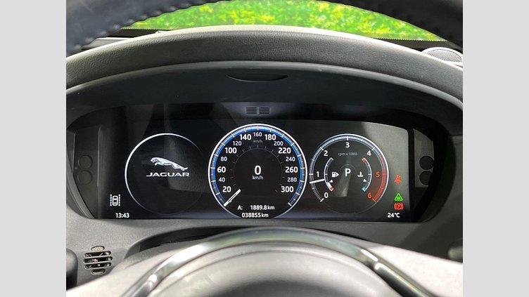2017 認定中古車 Jaguar XE Fuji White ２WD Rスポーツ