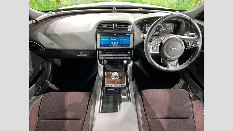 2017 認定中古車 Jaguar XE Fuji White ２WD Rスポーツ