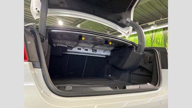2017 認定中古車 Jaguar XE Fuji White ２WD Rスポーツ