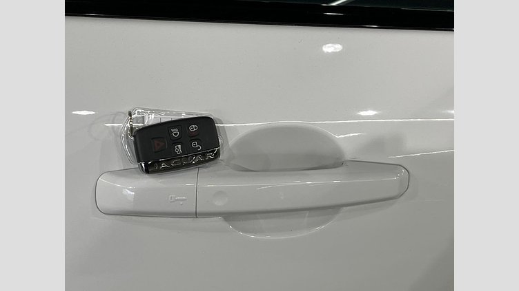 2017 認定中古車 Jaguar XE Fuji White ２WD Rスポーツ