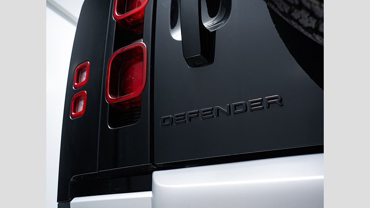 2025 認定中古車 Land Rover Defender 110 サントリーニブラック D350 ディーゼルマイルドハイブリッド S　D350　エアサスペンション装着車