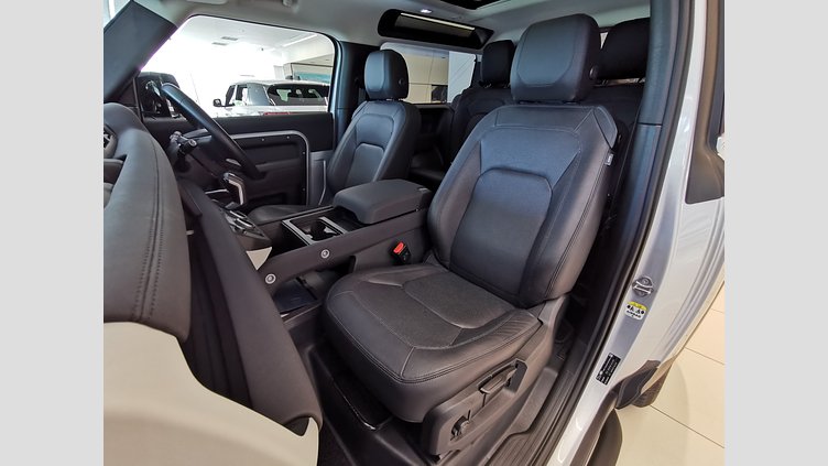 2023 認定中古車 Land Rover Defender 90 ハクバシルバー P300 AWD（AT） S