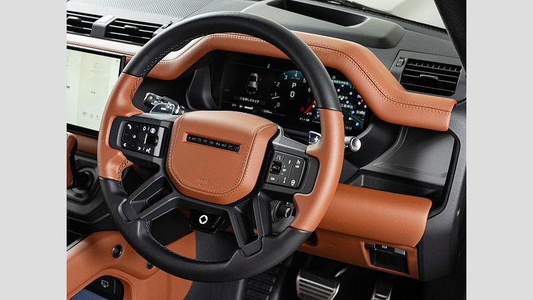 2025 認定中古車 Land Rover Defender 110 ペトラカッパー P635 ガソリンV8マイルドハイブリッド OCTA