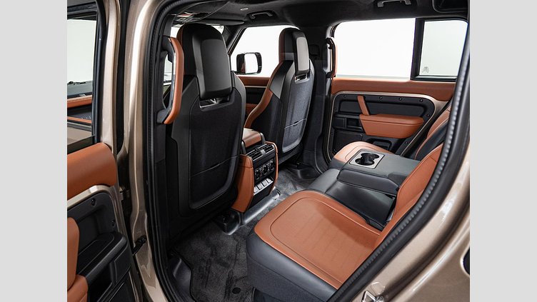 2025 認定中古車 Land Rover Defender 110 ペトラカッパー P635 ガソリンV8マイルドハイブリッド OCTA