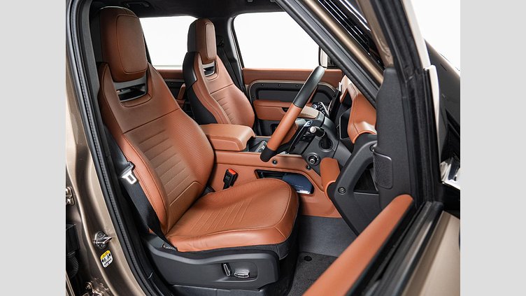 2025 認定中古車 Land Rover Defender 110 ペトラカッパー P635 ガソリンV8マイルドハイブリッド OCTA