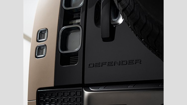 2025 認定中古車 Land Rover Defender 110 ペトラカッパー P635 ガソリンV8マイルドハイブリッド OCTA