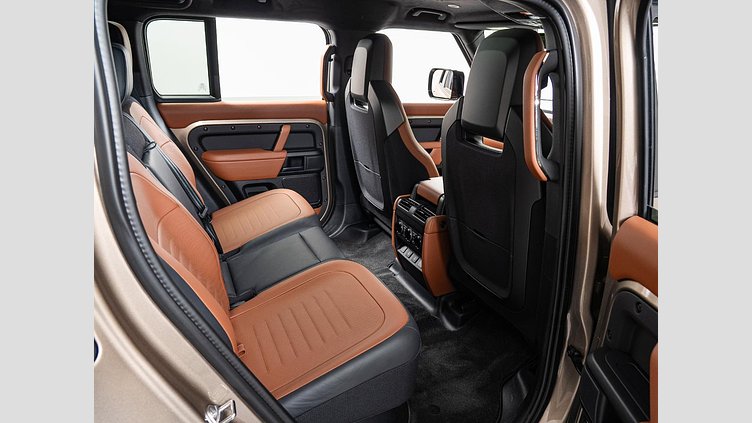 2025 認定中古車 Land Rover Defender 110 ペトラカッパー P635 ガソリンV8マイルドハイブリッド OCTA