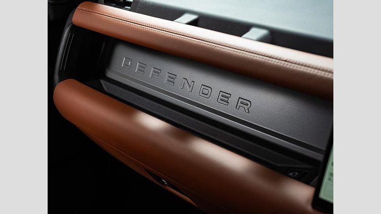 2025 認定中古車 Land Rover Defender 110 ペトラカッパー P635 ガソリンV8マイルドハイブリッド OCTA
