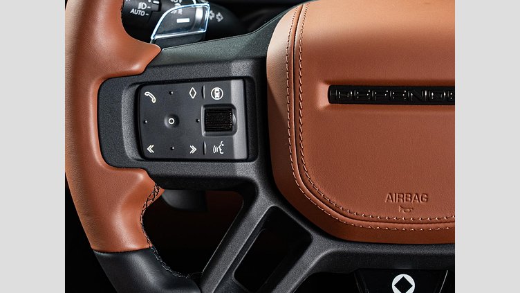 2025 認定中古車 Land Rover Defender 110 ペトラカッパー P635 ガソリンV8マイルドハイブリッド OCTA