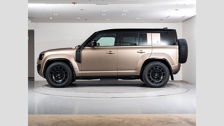 2025 認定中古車 Land Rover Defender 110 ペトラカッパー P635 ガソリンV8マイルドハイブリッド OCTA