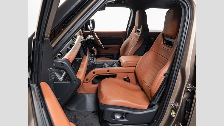 2025 認定中古車 Land Rover Defender 110 ペトラカッパー P635 ガソリンV8マイルドハイブリッド OCTA