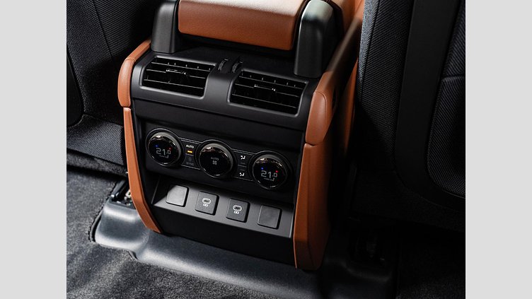 2025 認定中古車 Land Rover Defender 110 ペトラカッパー P635 ガソリンV8マイルドハイブリッド OCTA