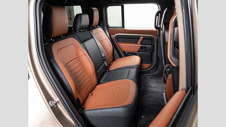 2025 認定中古車 Land Rover Defender 110 ペトラカッパー P635 ガソリンV8マイルドハイブリッド OCTA