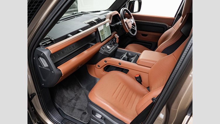 2025 認定中古車 Land Rover Defender 110 ペトラカッパー P635 ガソリンV8マイルドハイブリッド OCTA