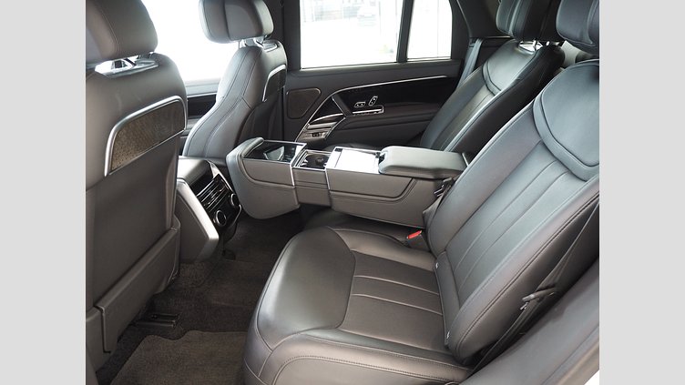 2023 Begagnad Land Rover Range Rover Fuji White P550e AWD AUTO PHEV STANDARD HJULBAS AUTOBIOGRAPHY