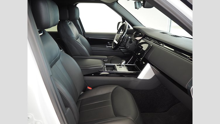 2023 Begagnad Land Rover Range Rover Fuji White P550e AWD AUTO PHEV STANDARD HJULBAS AUTOBIOGRAPHY