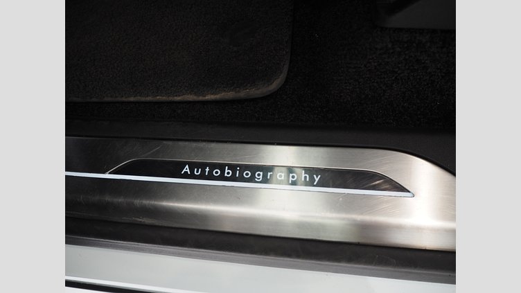 2023 Begagnad Land Rover Range Rover Fuji White P550e AWD AUTO PHEV STANDARD HJULBAS AUTOBIOGRAPHY