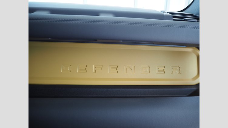 2025 Begagnad Land Rover Defender 110 Deep Sandglow Yellow D350 Diesel Mild Hybrid Trophy Edition in Deep Sandglow Yellow