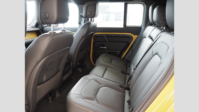 2025 Begagnad Land Rover Defender 110 Deep Sandglow Yellow D350 Diesel Mild Hybrid Trophy Edition in Deep Sandglow Yellow