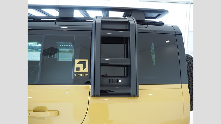 2025 Begagnad Land Rover Defender 110 Deep Sandglow Yellow D350 Diesel Mild Hybrid Trophy Edition in Deep Sandglow Yellow