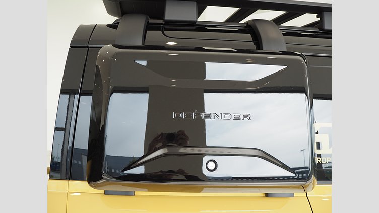 2025 Begagnad Land Rover Defender 110 Deep Sandglow Yellow D350 Diesel Mild Hybrid Trophy Edition in Deep Sandglow Yellow