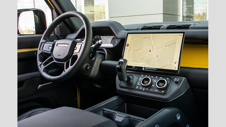 2025 Nova vozila Land Rover Defender 110 Deep Sandglow Yellow 3.0 litre i6D​ L663 3.0 Trophy Edition 1 350PS 