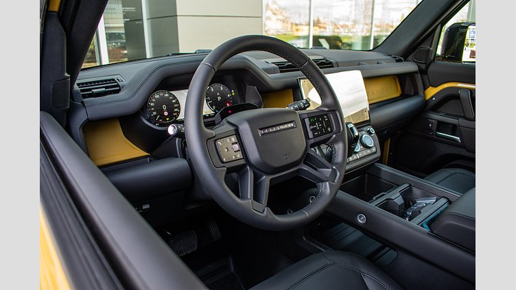 2025 Nova vozila Land Rover Defender 110 Deep Sandglow Yellow 3.0 litre i6D​ L663 3.0 Trophy Edition 1 350PS 
